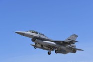 INFOGRAPHIC: So sánh chiến đấu cơ F-16V của Đài Loan với J-20 của Trung Quốc