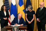 Tổng thống Mỹ Joe Biden (ngồi) đã ký nghị định thư phê chuẩn Phần Lan, Thụy Điển gia nhập ngày 9-8. Ảnh: AFP