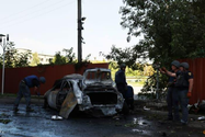 Xe ô tô bị hỏng nặng sau trận pháo kích của Nga vào TP Kharkiv (Ukraine) ngày 8-8. Ảnh: REUTERS 