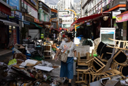 Một khu chợ tại Seoul sau mưa lũ ngày 10-8. Ảnh: GETTY IMAGES