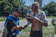 Người dân bị thương sau trận tập kích ở TP Bakhmut (tỉnh Donetsk, vùng Donbass, miền đông Ukraine) ngày 9-8. Ảnh: AFP