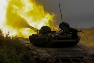 Binh sĩ Kiev khai hỏa, nhắm mục tiêu vào quân Nga ở tỉnh Donetsk (vùng Donbass, miền đông Ukraine). Ảnh: REUTERS