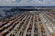 Các container tại Cảng Baltimore,bang Maryland (Mỹ) vào ngày 12-8-2022. Ảnh: AP