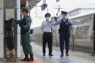 Cảnh sát Thủ đô làm nhiệm vụ đảm bảo an ninh tại một nhà ga ở Tokyo ngày 20-9. Ảnh: THE JAPAN TIMES