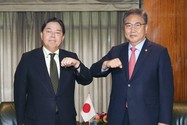 Bộ trưởng Bộ Ngoại giao Nhật Yoshimasa Hayashi (trái) và Bộ trưởng Ngoại giao Hàn Quốc Park Jin hội đàm tại New York vào ngày 19-9. Ảnh: BỘ NGOẠI GIAO NHẬT