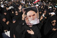 Một người cầm áp phích của Cố lãnh tụ tối cao Iran - ông Ayatollah Khomeini trong một cuộc biểu tình ủng hộ chính phủ ở thủ đô Tehran (Iran) ngày 23-9. Ảnh: AP