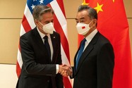 Ngoại trưởng Mỹ Antony Blinken (trái) và Bộ trưởng Ngoại giao Trung Quốc Vương Nghị. Ảnh: REUTERS