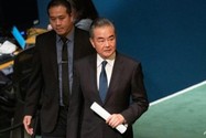 Bộ trưởng Ngoại giao Trung Quốc Vương Nghị (trước). Ảnh: AFP