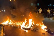 Người biểu tình ở thủ đô Tehran đốt xe cảnh sát trong cuộc biểu tình ngày 19-9. Ảnh: AFP