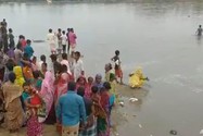 Hoạt động tìm kiếm người mất tích sau vụ chìm phà trên sông Karatoya, huyện Panchagarh, miền bắc Bangladesh ngày 25-9. Ảnh: AP