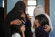 Gia đình một nạn nhân của vụ đánh bom liều ở Kabul (Afghanistan) trong tang lễ của nạn nhân ngày 30-9. Ảnh: AP