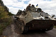 Lính Kiev lái xe bọc thép di chuyển tại tỉnh Donetsk (vùng Donbass, Ukraine). Ảnh: REUTERS