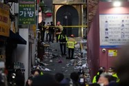 Lực lượng cứu hộ khẩn cấp Hàn Quốc phong tỏa con hẻm xảy ra thảm họa giẫm đạp kinh hoàng nhất nước này đêm 29-10. Ảnh: AP