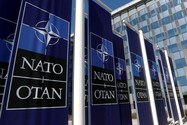 Biểu ngữ hiển thị logo NATO đặt trước lối vào trụ sở mới liên minh tại Brussels (Bỉ). Ảnh: REUTERS