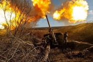 Binh sĩ Ukraine khai hỏa pháo dã chiến nòng dài M-46 khi giao tranh với Nga tại tỉnh Donetsk. Ảnh: HANDOUT