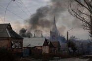 Khói đen bao trùm khu dân cư tại tỉnh Donetsk (Ukraine) sau trận pháo kích từ Nga. Ảnh: REUTERS