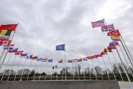 Cờ các nước thành viên NATO bên ngoài trụ sở ở Brussels (Bỉ). Ảnh: AP