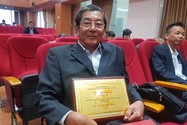 Ông Hồ Quang Cua cùng gạo ST25 đoạt giải gạo ngon nhất thế giới năm 2019. Ảnh AN HIỀN