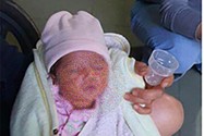 Trẻ sơ sinh 5 ngày tuổi nghi bị bỏ rơi ở tạp hóa