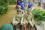 Phó Thủ tướng Lê Văn Thành thăm bà con vùng lũ ở Huế