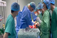 Bỏ qua thủ tục, 15 bác sĩ tập trung cứu người bị đâm thấu bụng