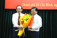 Bí thư Thành uỷ TP.HCM Nguyễn Văn Nên trao quyết định cho ông Lê Văn Thinh. Ảnh: LÊ THOA