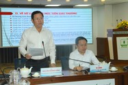 Ông Nguyễn Hoàng Hưng, Phó Trưởng ban Thi đua – Khen thưởng TP.HCM, trả lời tại họp báo. Ảnh: LÊ THOA