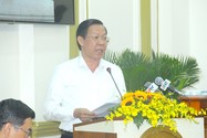 Chủ tịch UBND TP.HCM Phan Văn Mãi báo cáo giải trình tại phiên họp. Ảnh: LÊ THOA