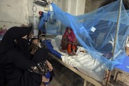 Bệnh nhân Pakistan bị sốt xuất huyết đang được điều trị tại một bệnh viện ở thành phố Karachi, tỉnh Sindh (Pakistan) ngày 24-9. Ảnh: AP