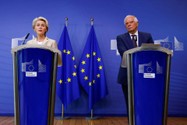 Chủ tịch Ủy ban Châu Âu - bà Ursula von der Leyen và Đại diện Cấp cao EU về Chính sách Đối ngoại và An ninh - ông Josep Borrell phát biểu trước truyền thông về cuộc xung đột Ukraine tại Brussels (Bỉ) ngày 28-9. Ảnh: REUTERS