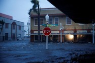 Một con phố ngập lụt khi Bão Ian đổ bộ vào tây nam bang Florida (Mỹ). Ảnh: REUTERS
