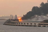 Đoàn tàu bốc cháy trên cầu Crimea. Ảnh: REUTERS