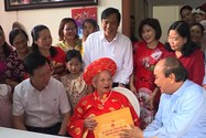 Chủ tịch nước Nguyễn Xuân Phúc thăm, tặng quà người cao tuổi tại Hải Dương
