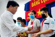 Trao 120 suất học bổng cho học sinh khó khăn tại quận Phú Nhuận, TP.HCM