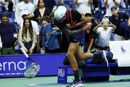 Nối gót Nadal, Kyrgios trút giận lên cây vợt