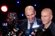 Zidane ngỡ ngàng với tượng sáp hệt như anh em song sinh với mình