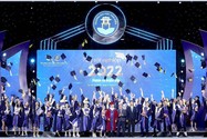 Thủ khoa, á khoa nhận thư mời tuyển dụng tại lễ tốt nghiệp