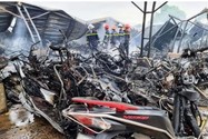 Cháy nhà để xe của công ty, hàng trăm mô tô bị thiêu rụi 