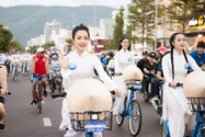 Top 37 thí sinh Miss World Vietnam thướt tha trong tà áo dài, đạp xe dọc thành phố biển