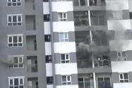 Cháy chung cư cao tầng, hàng trăm người di tản