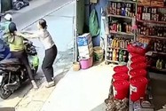 2 thanh niên trong 1 giây cướp giật điện thoại và dây chuyền ở Bình Tân