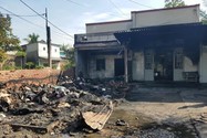Căn nhà chứa nhiều nón bảo hiểm cháy dữ dội sau tiếng nổ