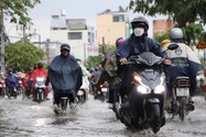 Triều cường kết hợp mưa lớn, đường biến thành ‘sông’ ở TP.HCM 