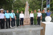 Đoàn đại biểu TP.HCM thăm, tặng quà cho chiến sĩ, người dân đảo Hòn Đốc