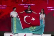 Khoảnh khắc nữ vận động viên Thổ Nhĩ Kỳ "tranh giành" vị trí để quốc kỳ với hai đấu thủ người Kazakhstan.