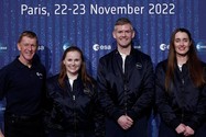 Các thành viên của lớp phi hành gia mới của ESA chụp ảnh cùng phi hành gia Tim Peake (trái) tại thủ đô Paris, Pháp, ngày 23-11.