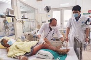 Hoại tử chân, nhiễm khuẩn huyết sau khi vệ sinh vuông tôm
