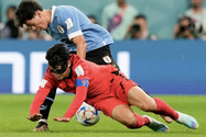Hàn Quốc may mắn thoát thua Uruguay