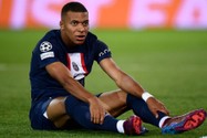 Mbappe gia nhập Barcelona trong ngày của các vị thánh ngây thơ