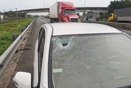 Bị ném đá làm vỡ kính ô tô trên cao tốc có được bồi thường bảo hiểm?